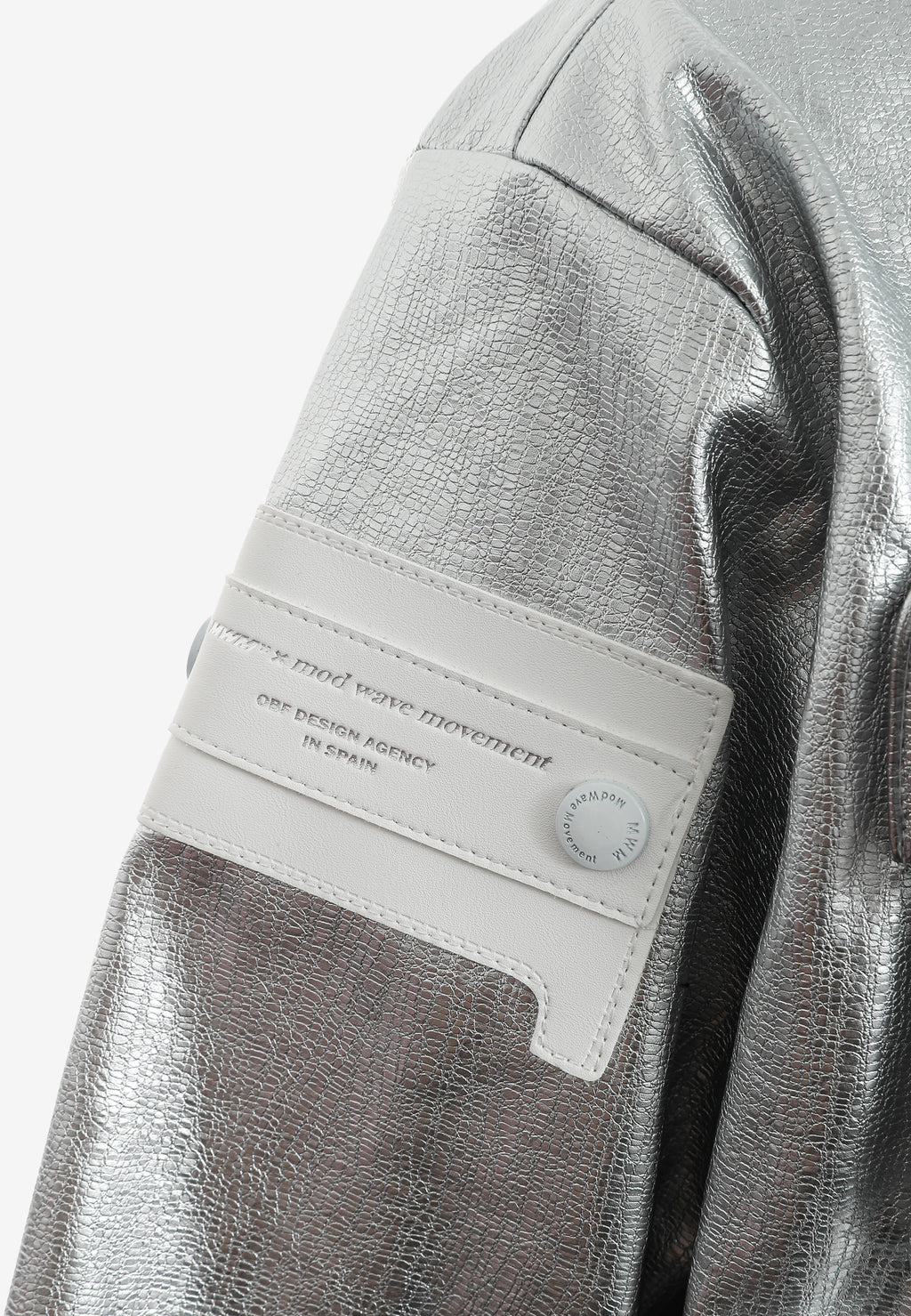 Chaqueta corta efecto piel con bolsillos en relieve | MWM [PS_COLORS:SILVER]