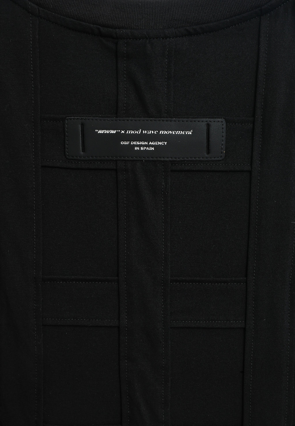 Camiseta de corte relajado con diseño entrelazado y tachuelas en los hombros | MWM [PS_COLORS:BLACK]