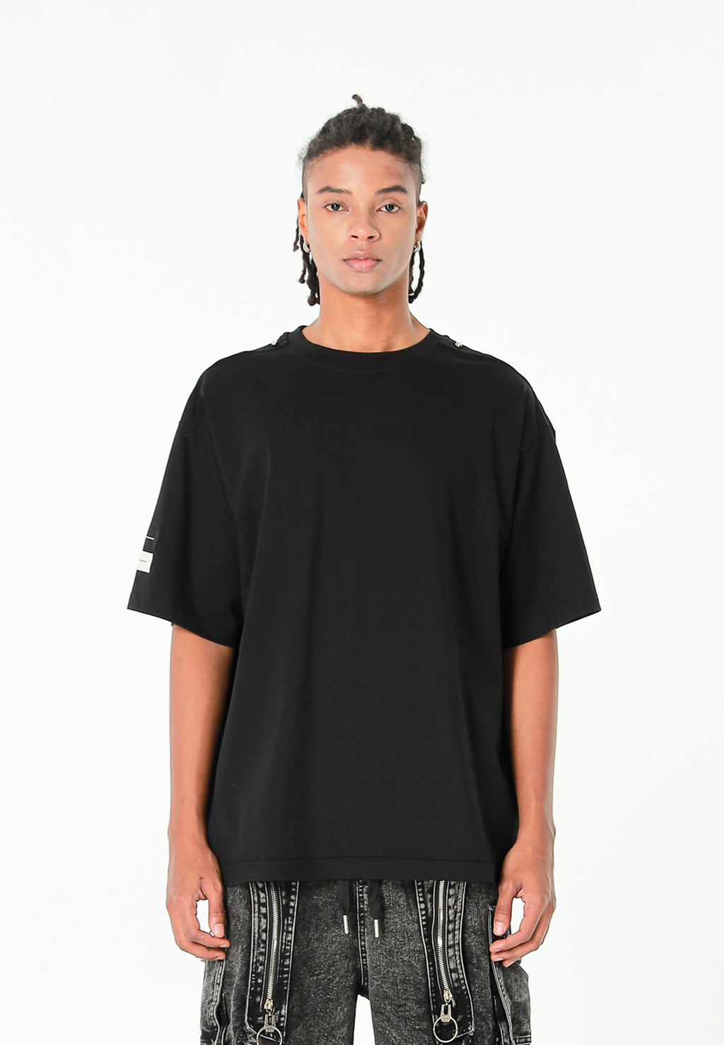 Camiseta de corte relajado con diseño entrelazado y tachuelas en los hombros | MWM [PS_COLORS:BLACK]