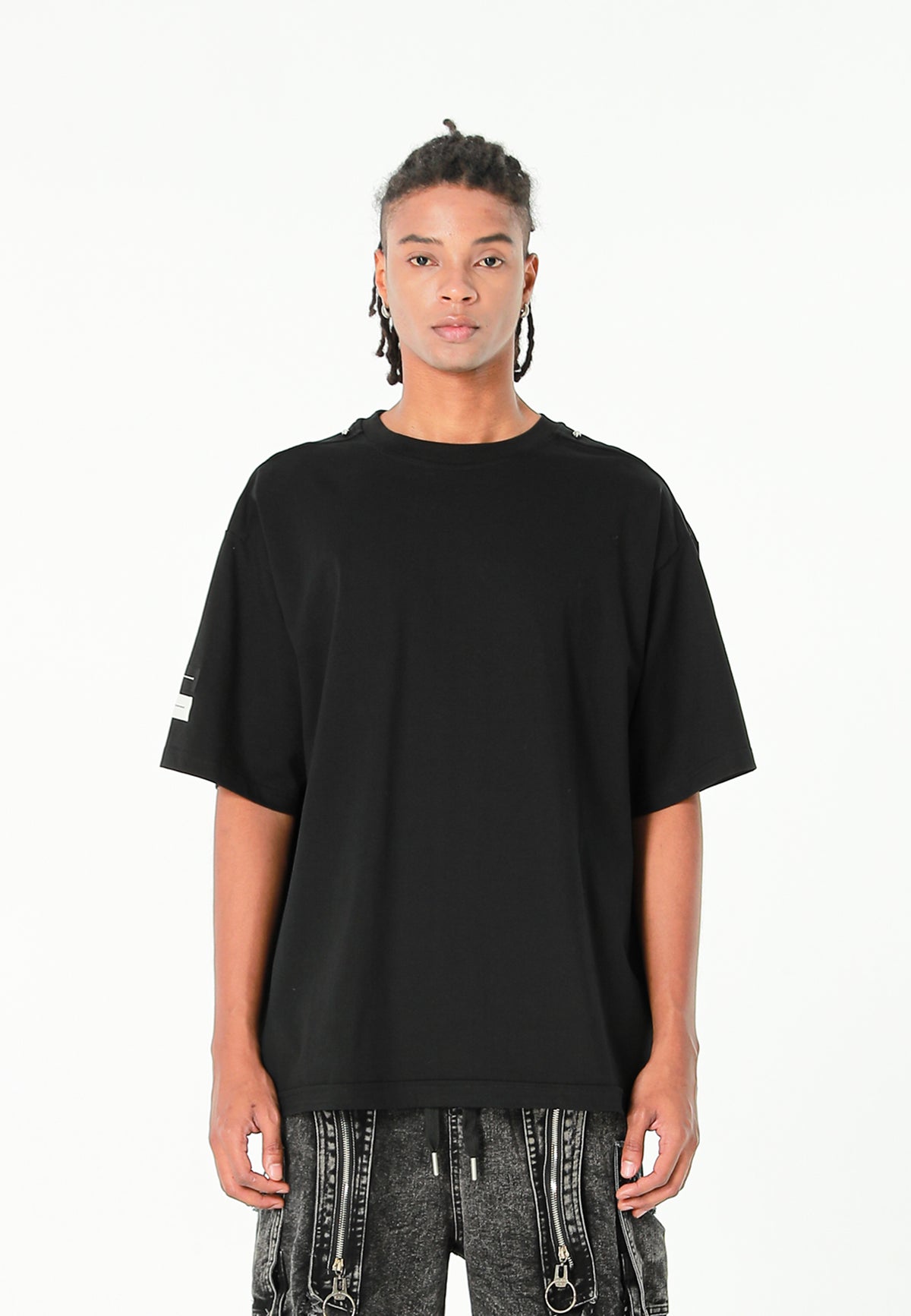 Camiseta de corte relajado con diseño entrelazado y tachuelas en los hombros | MWM [PS_COLORS:BLACK]