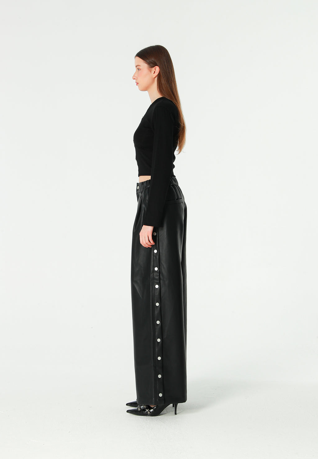 Pantalón de pierna ancha efecto piel con botones metálicos laterales | MWM [PS_COLORS:BLACK]