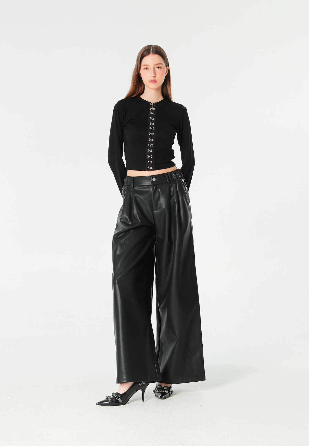 Pantalón de pierna ancha efecto piel con botones metálicos laterales | MWM [PS_COLORS:BLACK]