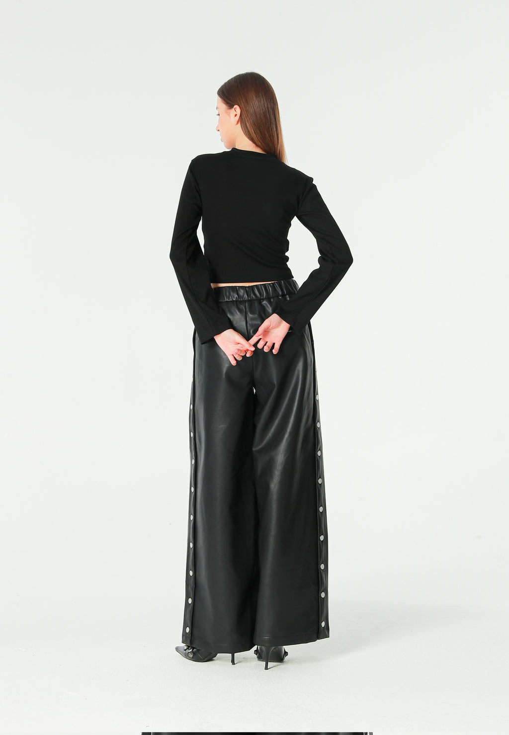 Pantalón de pierna ancha efecto piel con botones metálicos laterales | MWM [PS_COLORS:BLACK]
