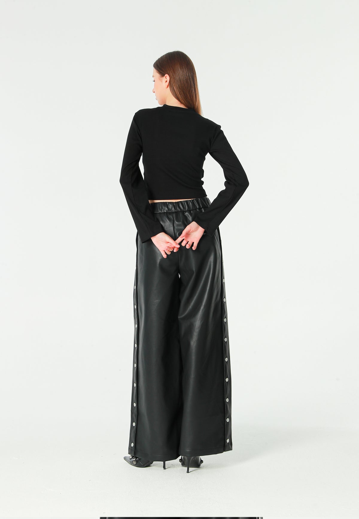 Pantalón de pierna ancha efecto piel con botones metálicos laterales | MWM [PS_COLORS:BLACK]