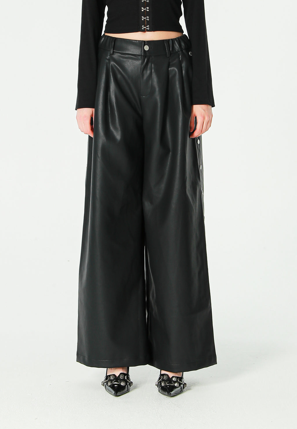 Pantalón de pierna ancha efecto piel con botones metálicos laterales | MWM [PS_COLORS:BLACK]