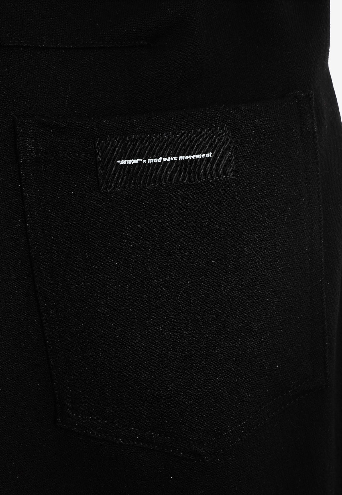 Vaqueros de corte barril con bandas laterales efecto piel y tachuelas metálicas | MWM [PS_COLORS:BLACK]