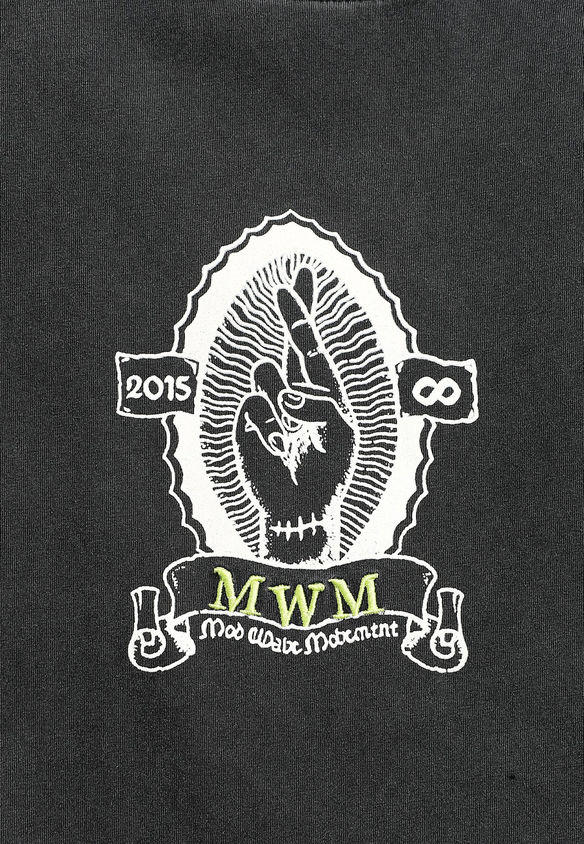 Camiseta de corte regular lavada con logo infinito y cruz bordada | MWM [PS_COLORS:BLACK]