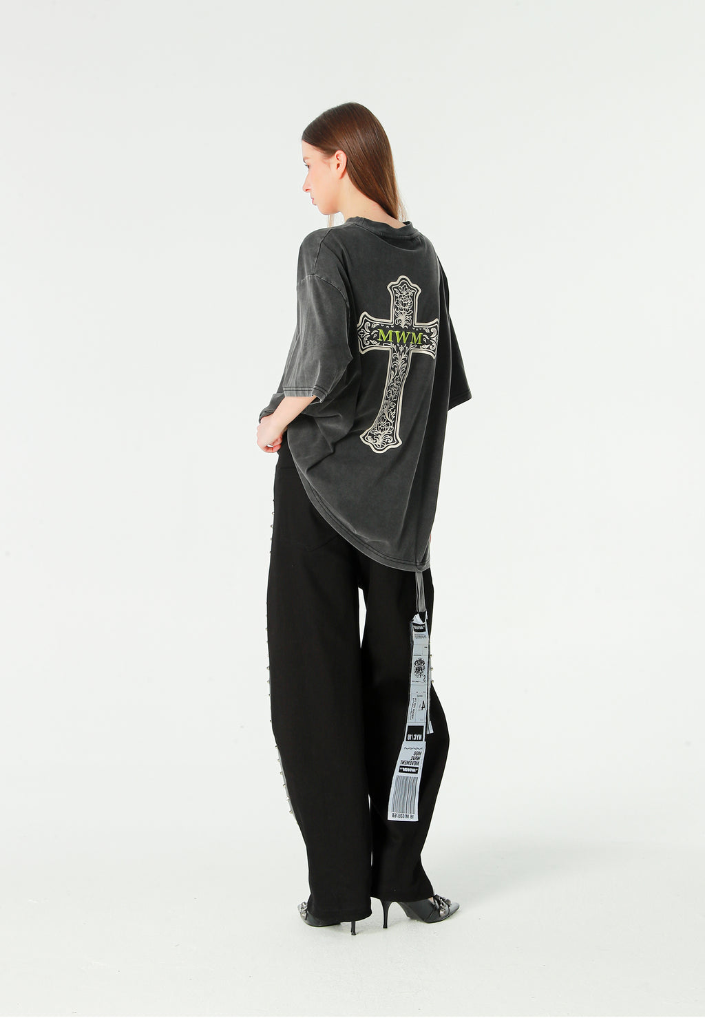 Camiseta de corte regular lavada con logo infinito y cruz bordada | MWM [PS_COLORS:BLACK]