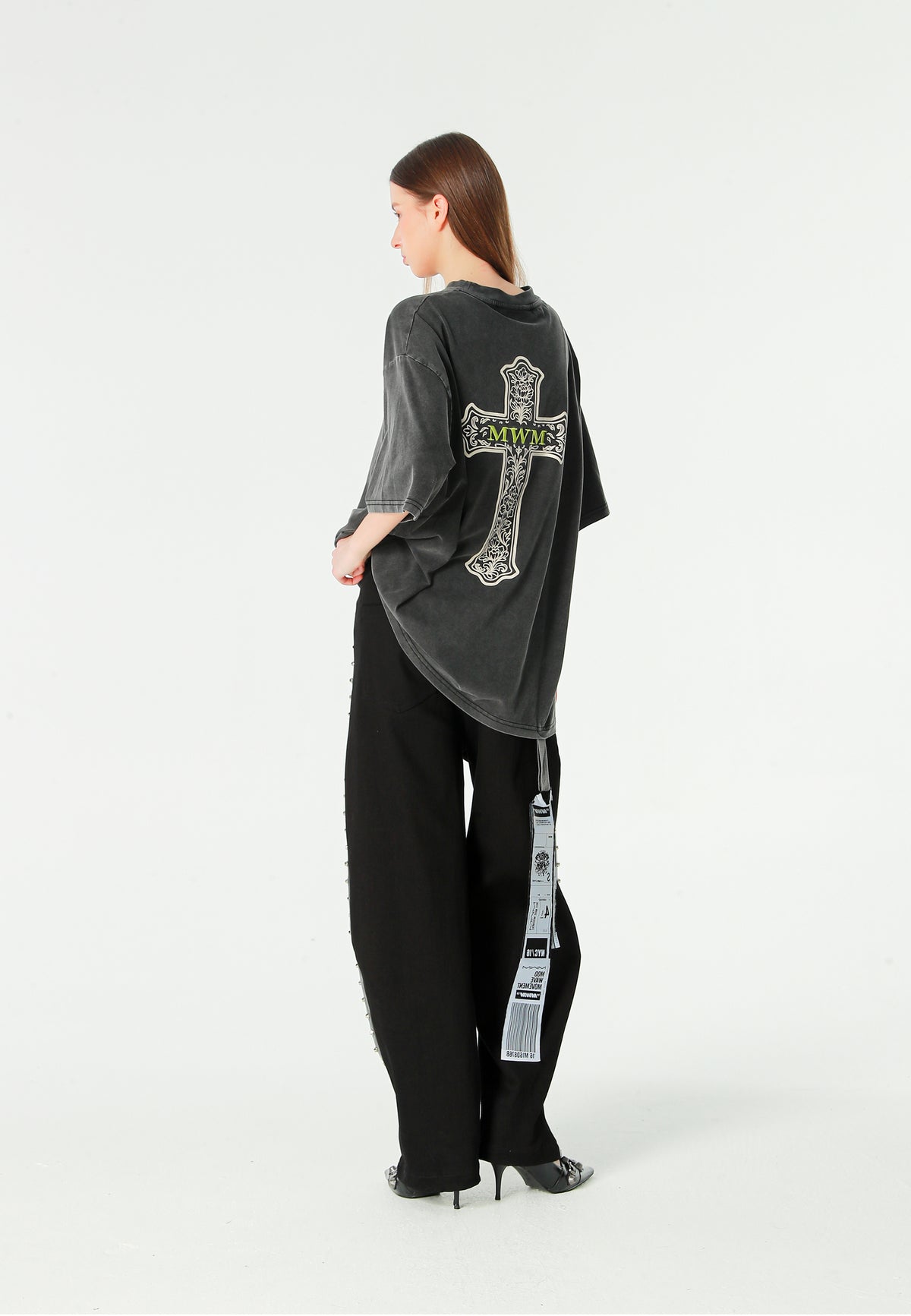 Camiseta de corte regular lavada con logo infinito y cruz bordada | MWM [PS_COLORS:BLACK]