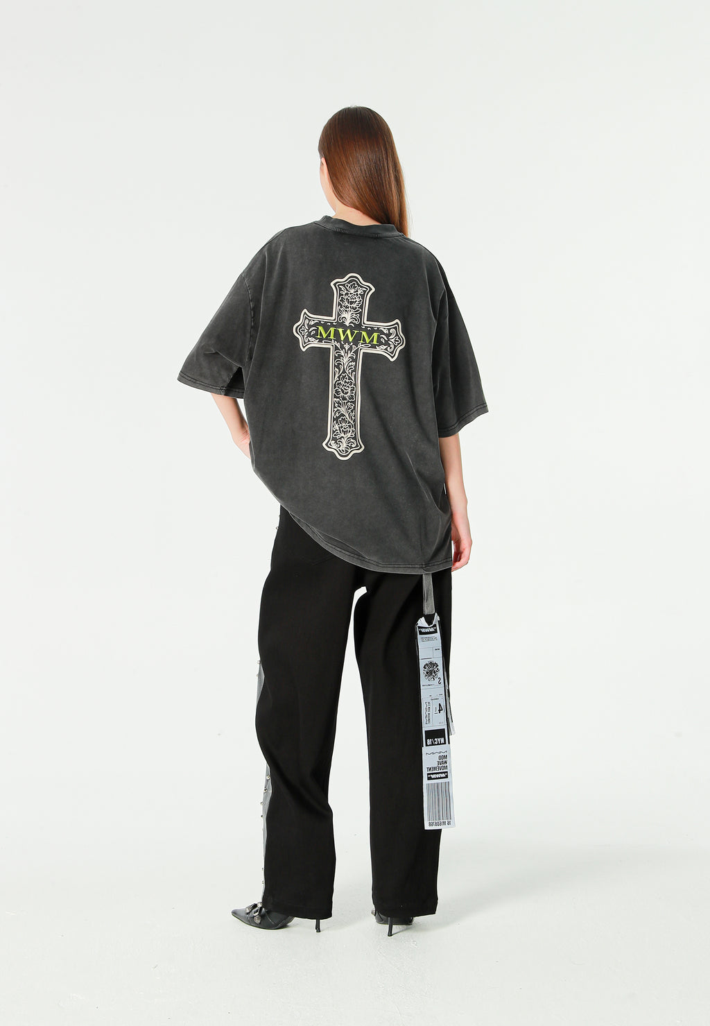 Camiseta de corte regular lavada con logo infinito y cruz bordada | MWM [PS_COLORS:BLACK]