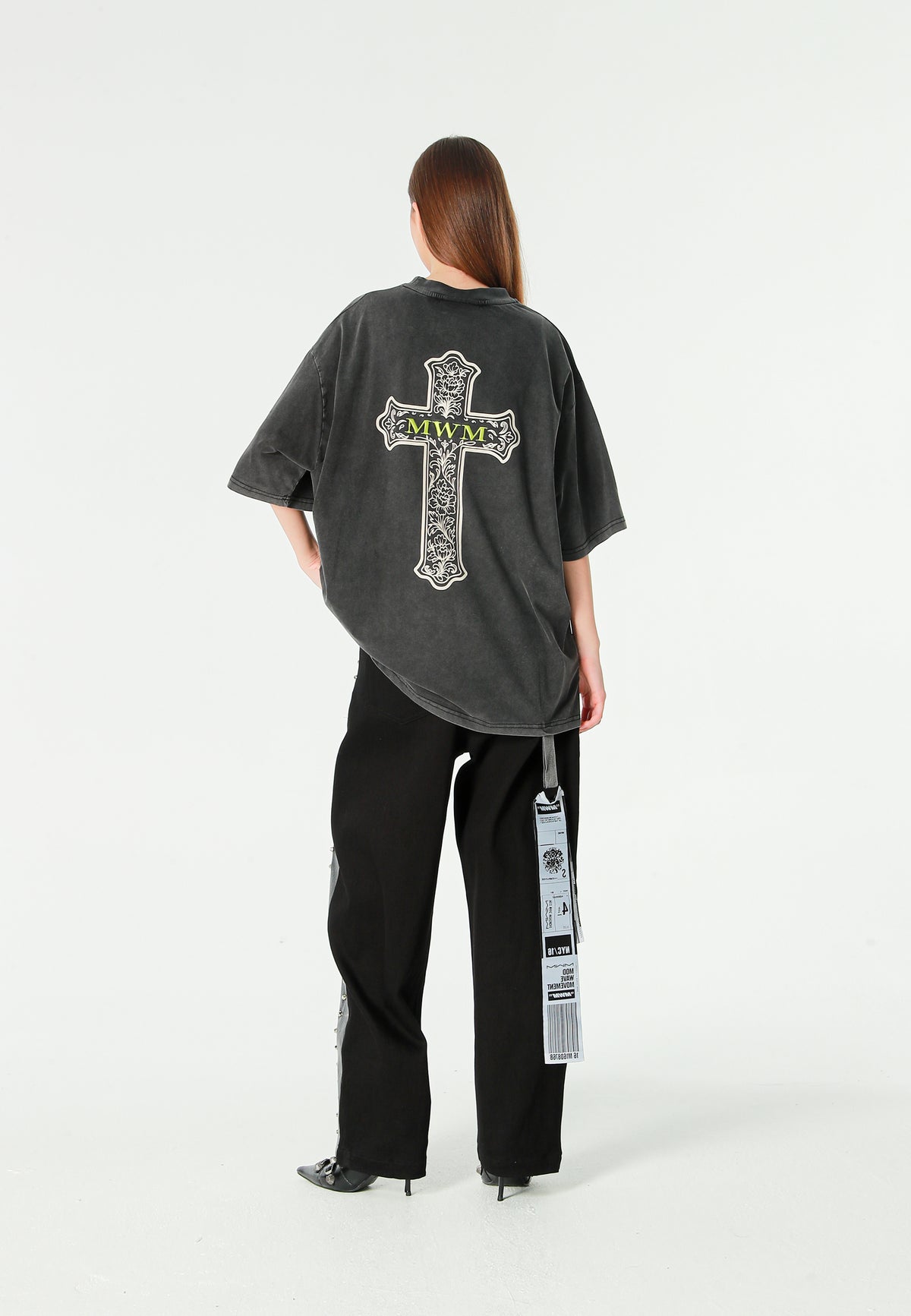 Camiseta de corte regular lavada con logo infinito y cruz bordada | MWM [PS_COLORS:BLACK]