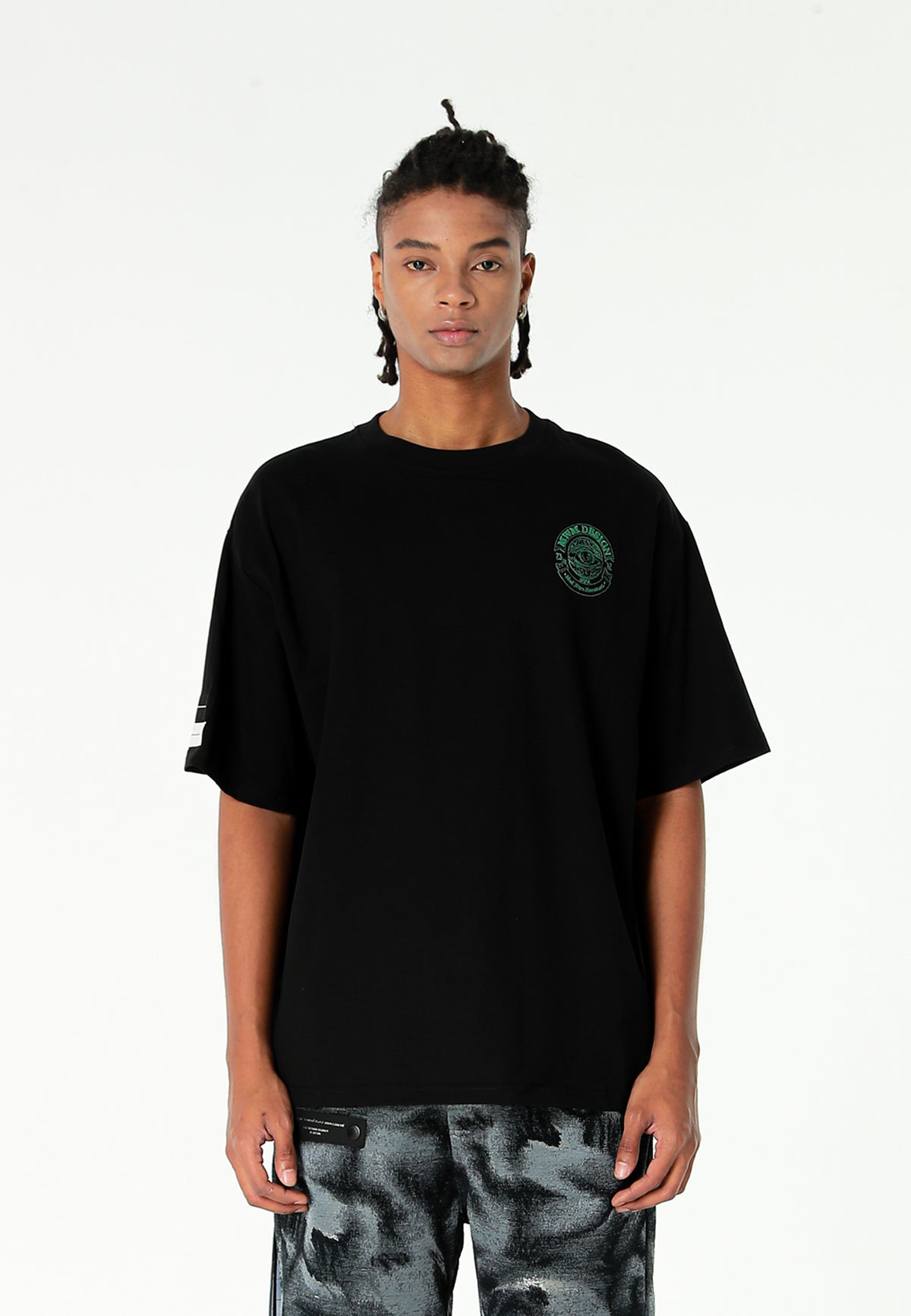 Camiseta de corte regular con motivo Eye MWM bordado en pecho y espalda | MWM [PS_COLORS:BLACK]