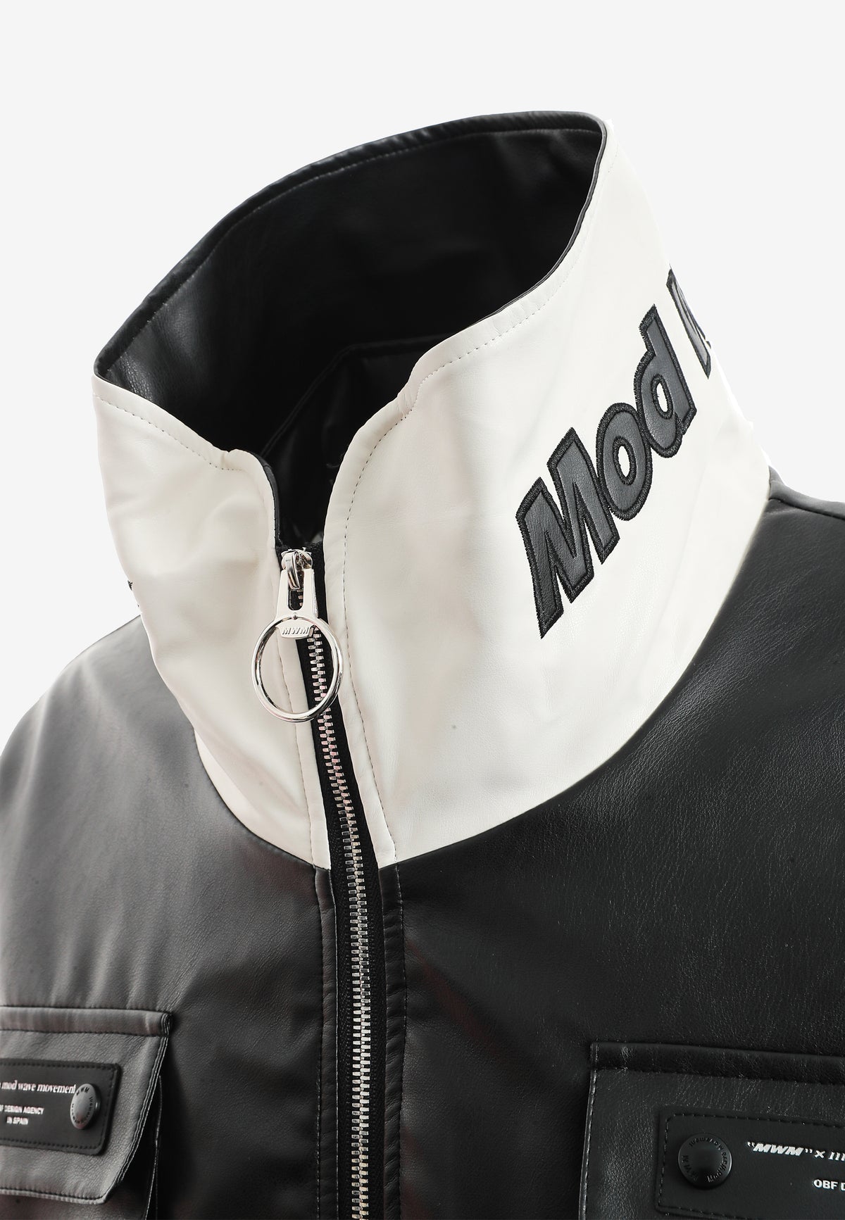 Chaqueta Iconic Logos efecto piel colorblock con cuello alto y cuatro bolsillos | MWM [PS_COLORS:BLACK]