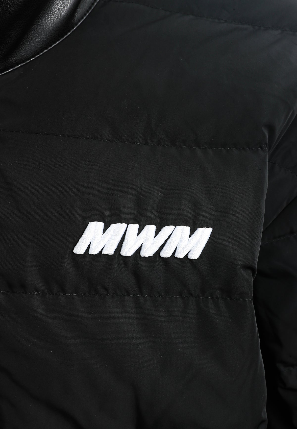 Chaqueta Iconic Logos efecto piel colorblock con cuello alto y cuatro bolsillos | MWM [PS_COLORS:BLACK]