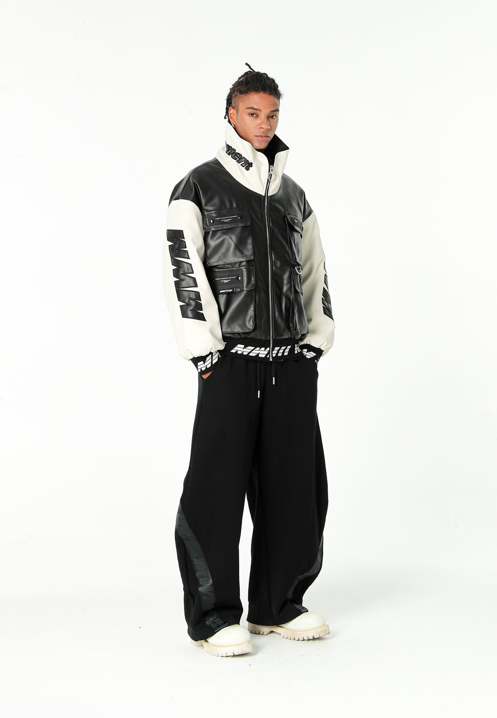 Chaqueta Iconic Logos efecto piel colorblock con cuello alto y cuatro bolsillos | MWM [PS_COLORS:BLACK]