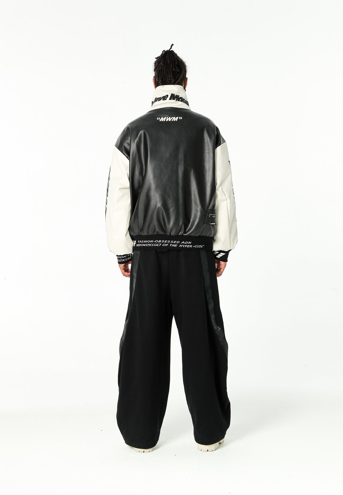 Chaqueta Iconic Logos efecto piel colorblock con cuello alto y cuatro bolsillos | MWM [PS_COLORS:BLACK]