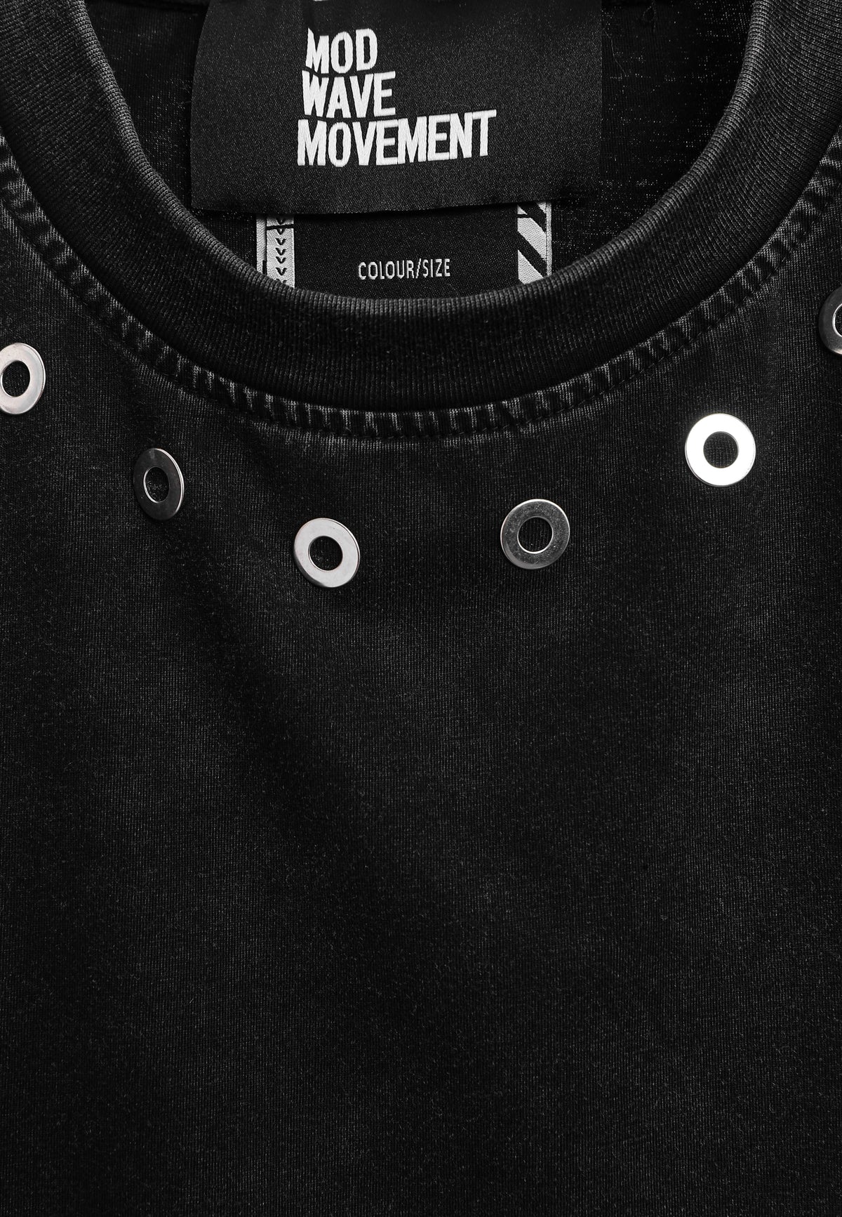 Camiseta Vanguard Dogs de corte regular con tachuelas en cuello y hombros | MWM [PS_COLORS:BLACK]