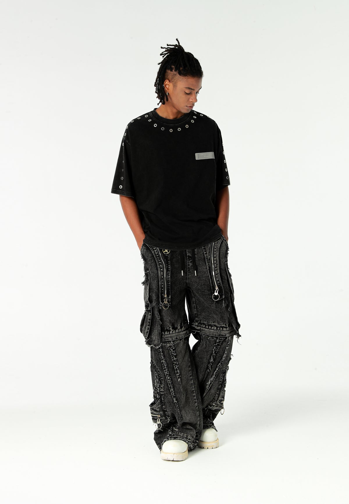 Camiseta Vanguard Dogs de corte regular con tachuelas en cuello y hombros | MWM [PS_COLORS:BLACK]