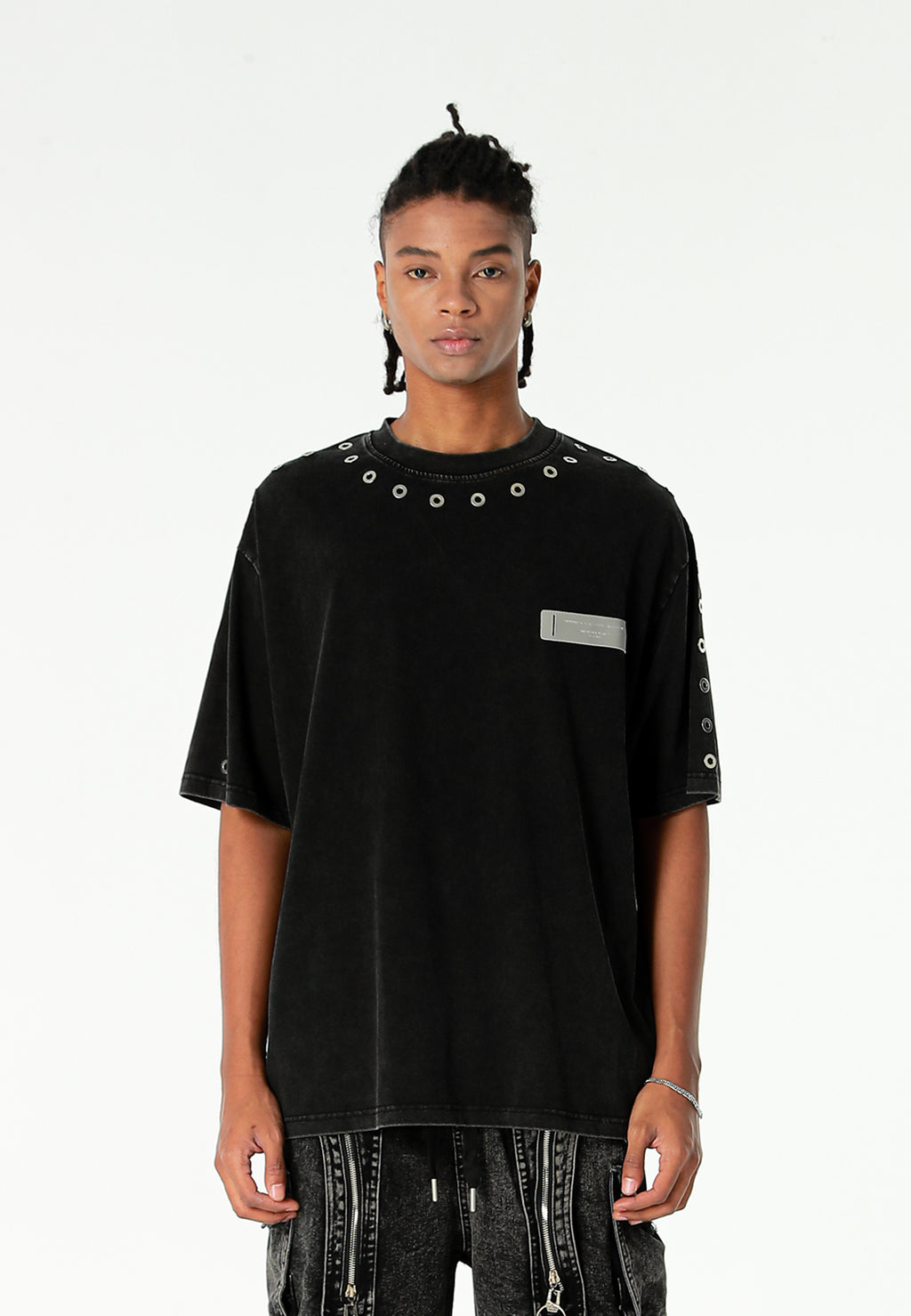 Camiseta Vanguard Dogs de corte regular con tachuelas en cuello y hombros | MWM [PS_COLORS:BLACK]