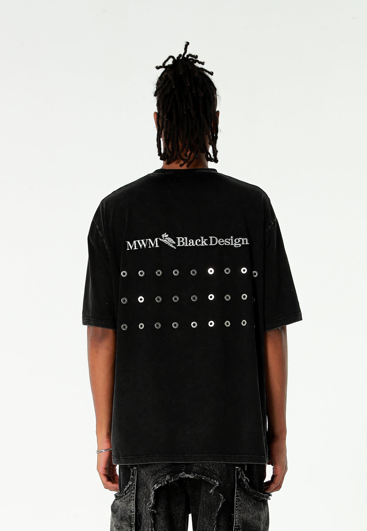 Camiseta Vanguard Dogs de corte regular con tachuelas en cuello y hombros | MWM [PS_COLORS:BLACK]