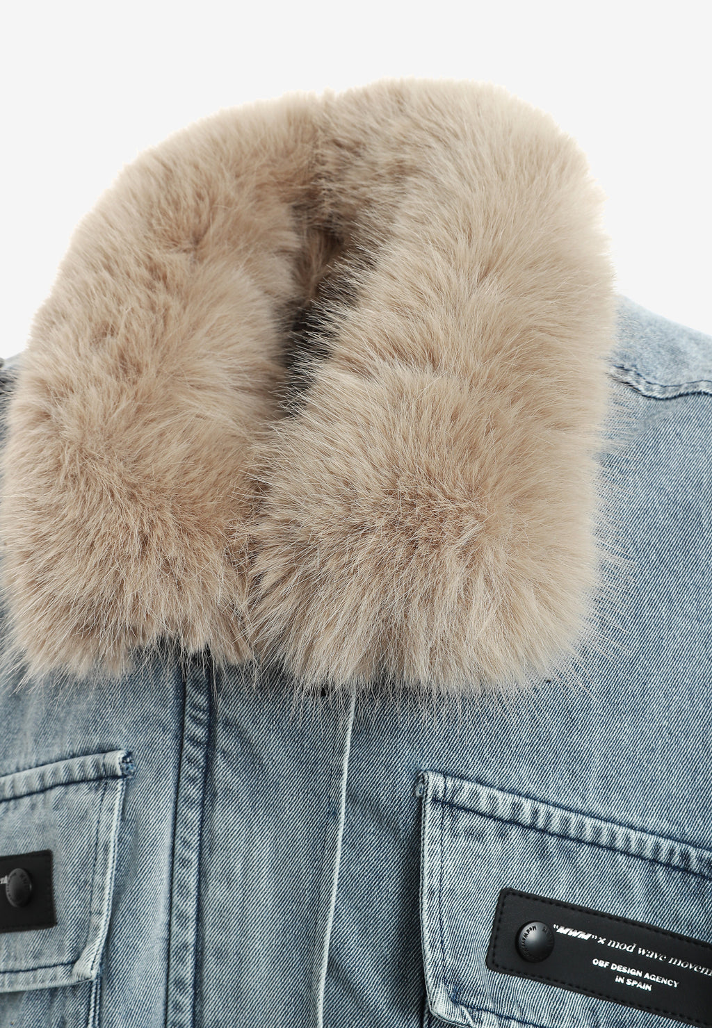 Chaqueta vaquera de mujer TEDDY con cuello y puños de pelo y parche Teddy en la espalda | MWM [PS_COLORS:DENIM]