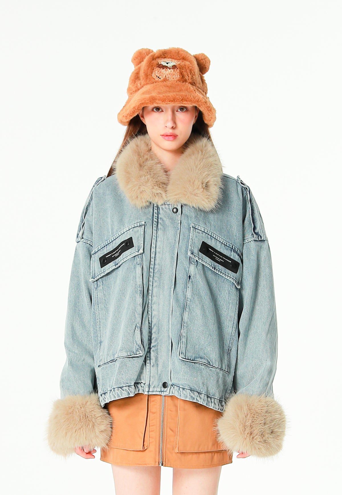 Chaqueta vaquera de mujer TEDDY con cuello y puños de pelo y parche Teddy en la espalda | MWM [PS_COLORS:DENIM]