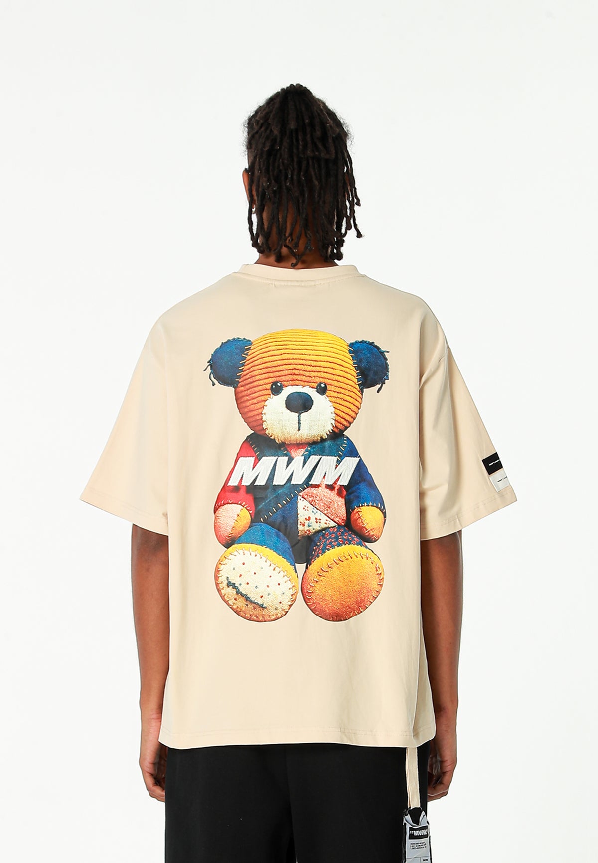 Camiseta TEDDY de corte regular con print patchwork 3D en la espalda | MWM [PS_COLORS:ECRU]