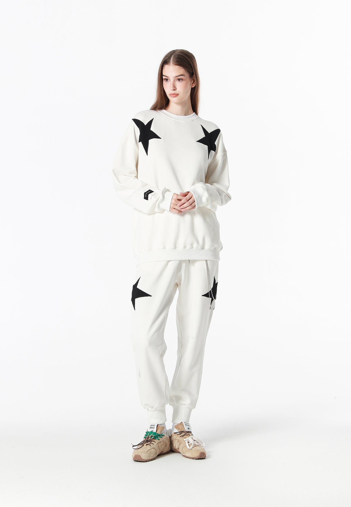 Pantalón jogger Wings con parches de estrellas y cadena lateral | MWM [PS_COLORS:WHITE]