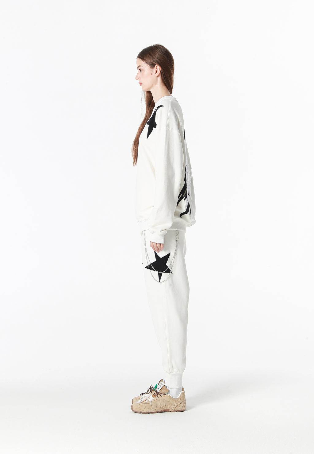 Pantalón jogger Wings con parches de estrellas y cadena lateral | MWM [PS_COLORS:WHITE]