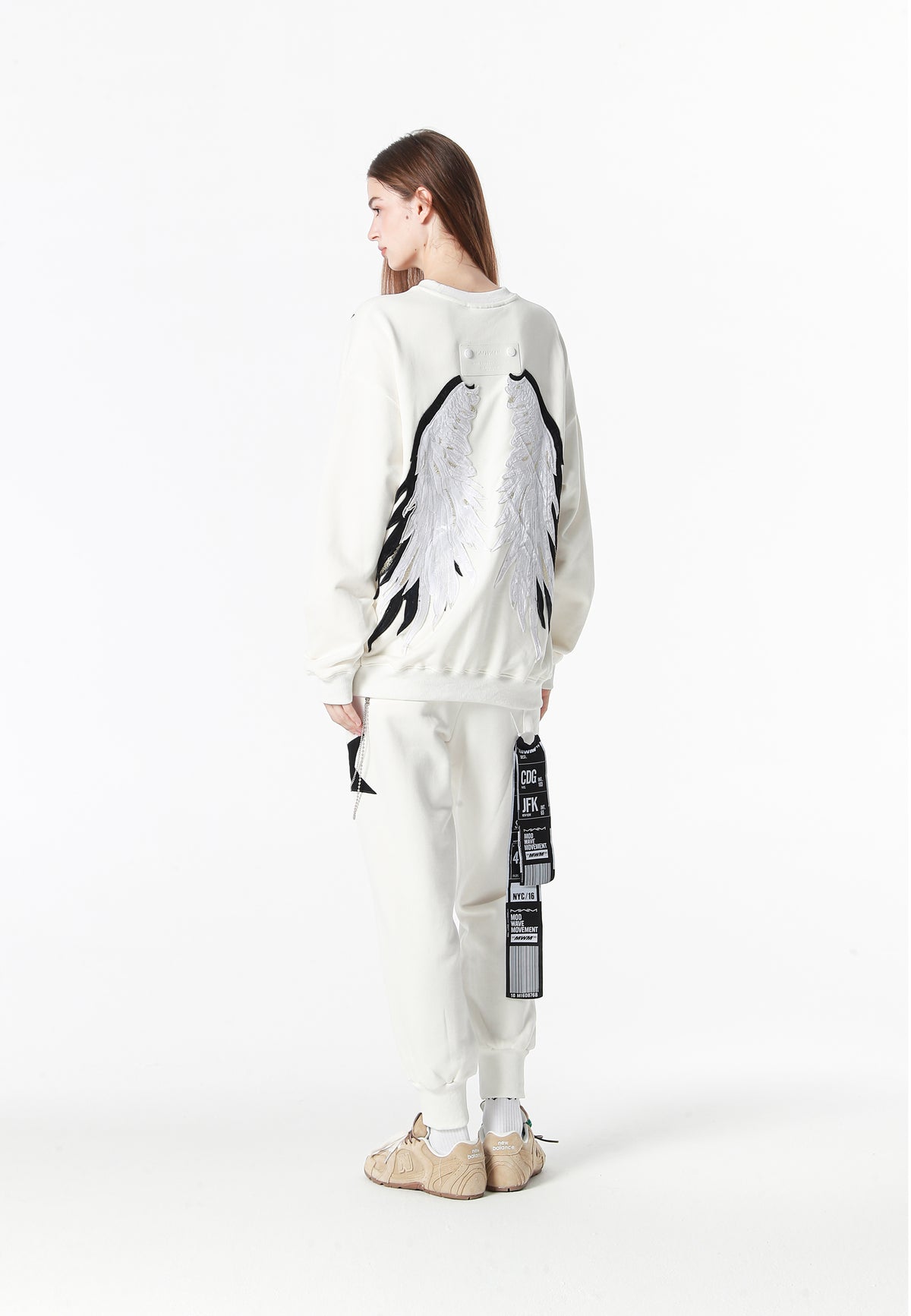 Pantalón jogger Wings con parches de estrellas y cadena lateral | MWM [PS_COLORS:WHITE]