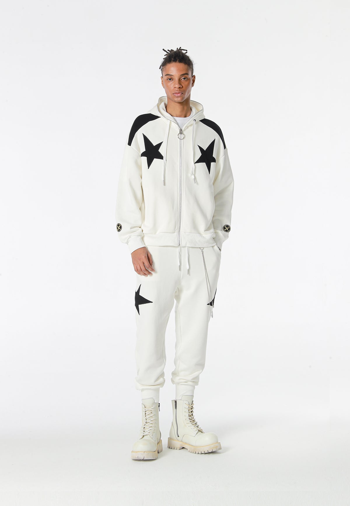 Pantalón jogger Wings con parches de estrellas y cadena lateral | MWM [PS_COLORS:WHITE]