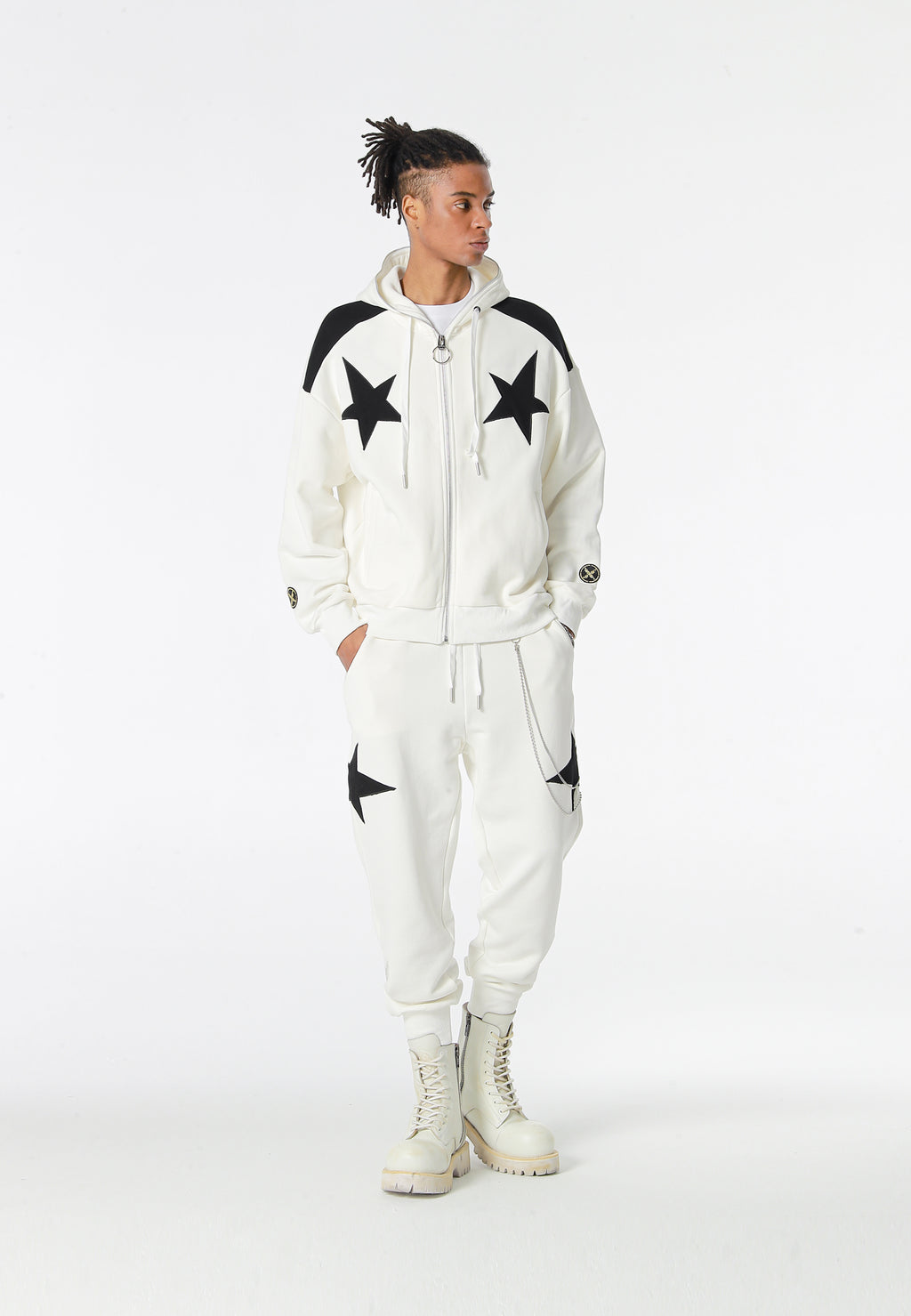 Pantalón jogger Wings con parches de estrellas y cadena lateral | MWM [PS_COLORS:WHITE]