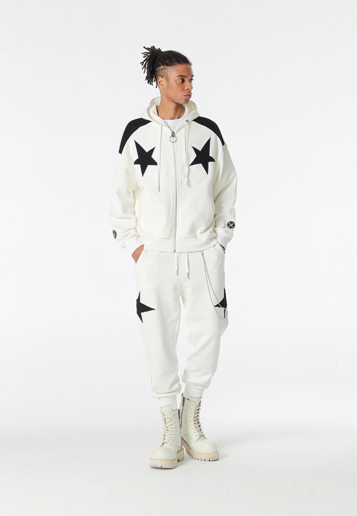 Pantalón jogger Wings con parches de estrellas y cadena lateral | MWM [PS_COLORS:WHITE]