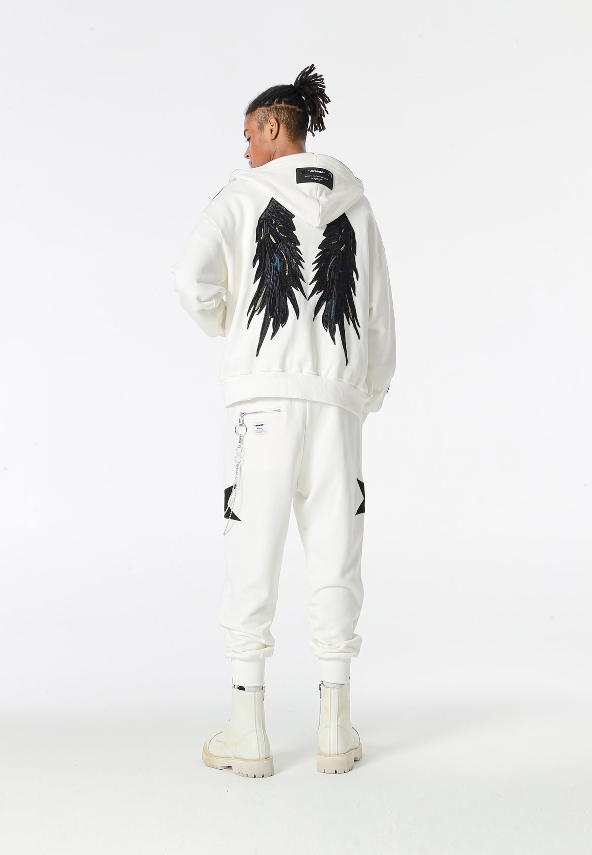 Pantalón jogger Wings con parches de estrellas y cadena lateral | MWM [PS_COLORS:WHITE]