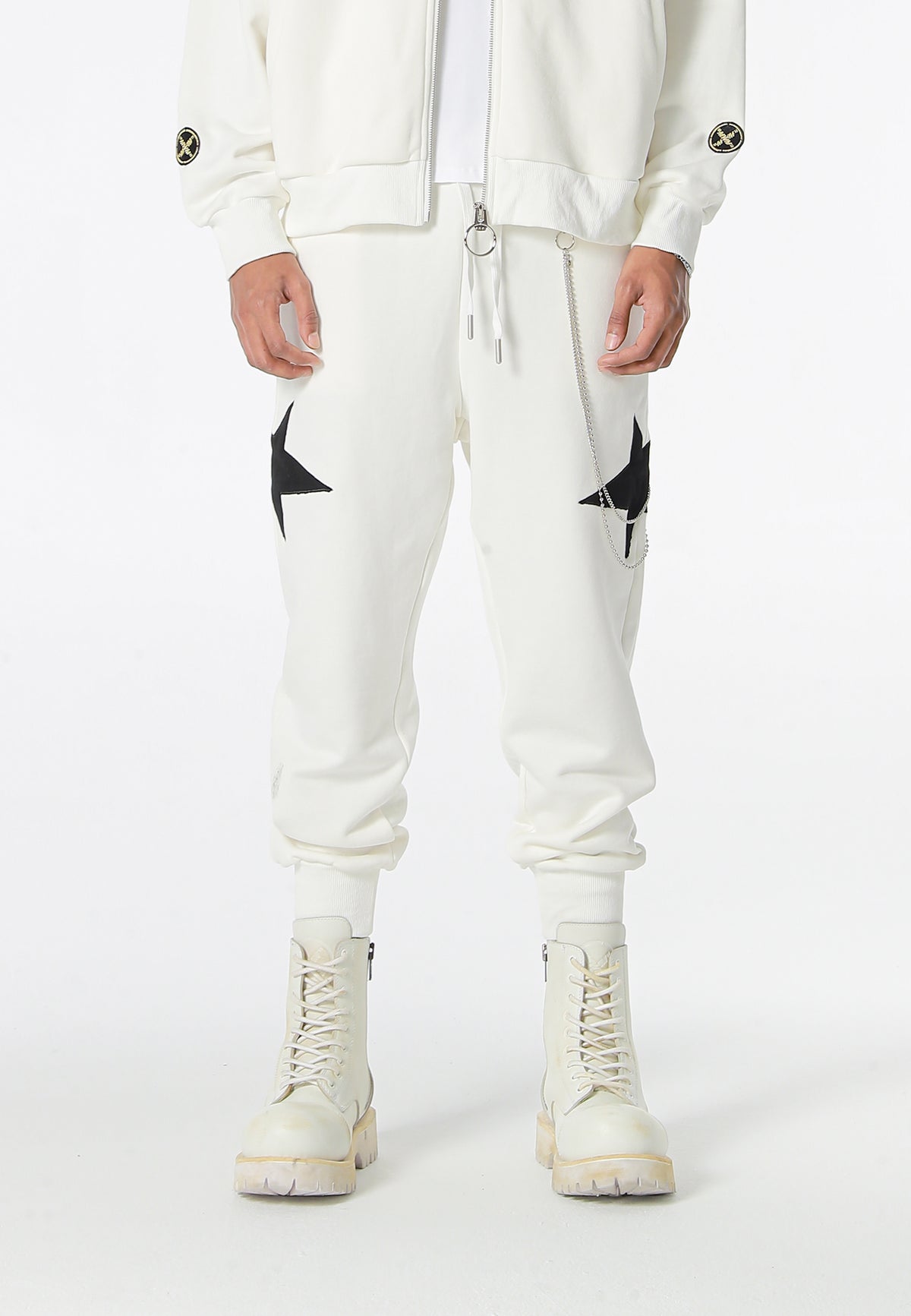 Pantalón jogger Wings con parches de estrellas y cadena lateral | MWM [PS_COLORS:WHITE]