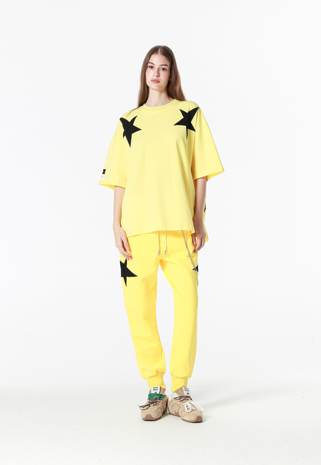 Pantalón jogger Wings con parches de estrellas y cadena lateral | MWM [PS_COLORS:YELLOW]