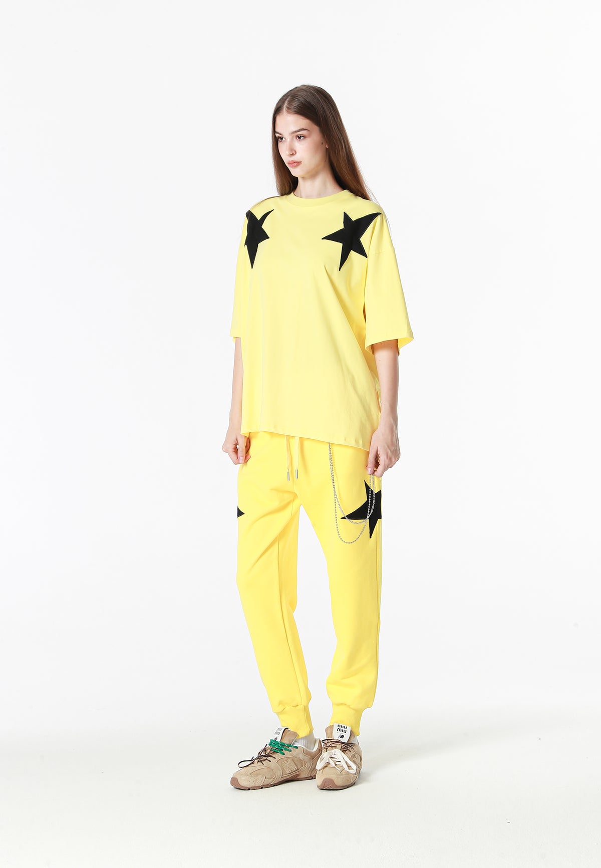 Pantalón jogger Wings con parches de estrellas y cadena lateral | MWM [PS_COLORS:YELLOW]