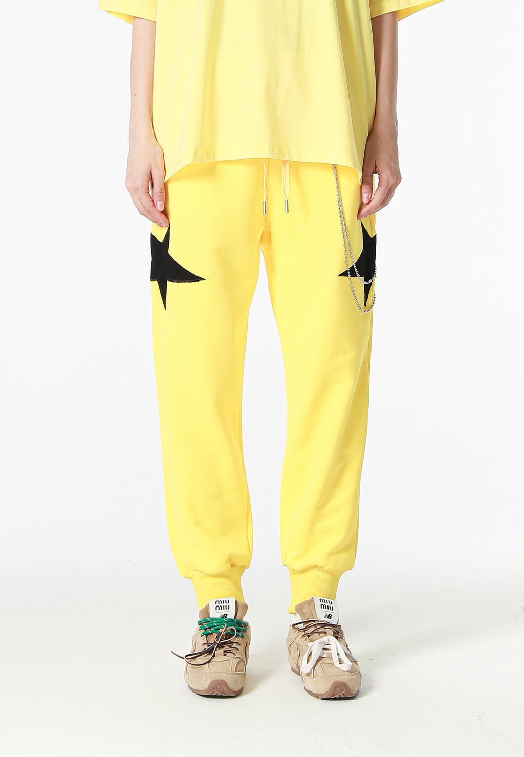 Pantalón jogger Wings con parches de estrellas y cadena lateral | MWM [PS_COLORS:YELLOW]