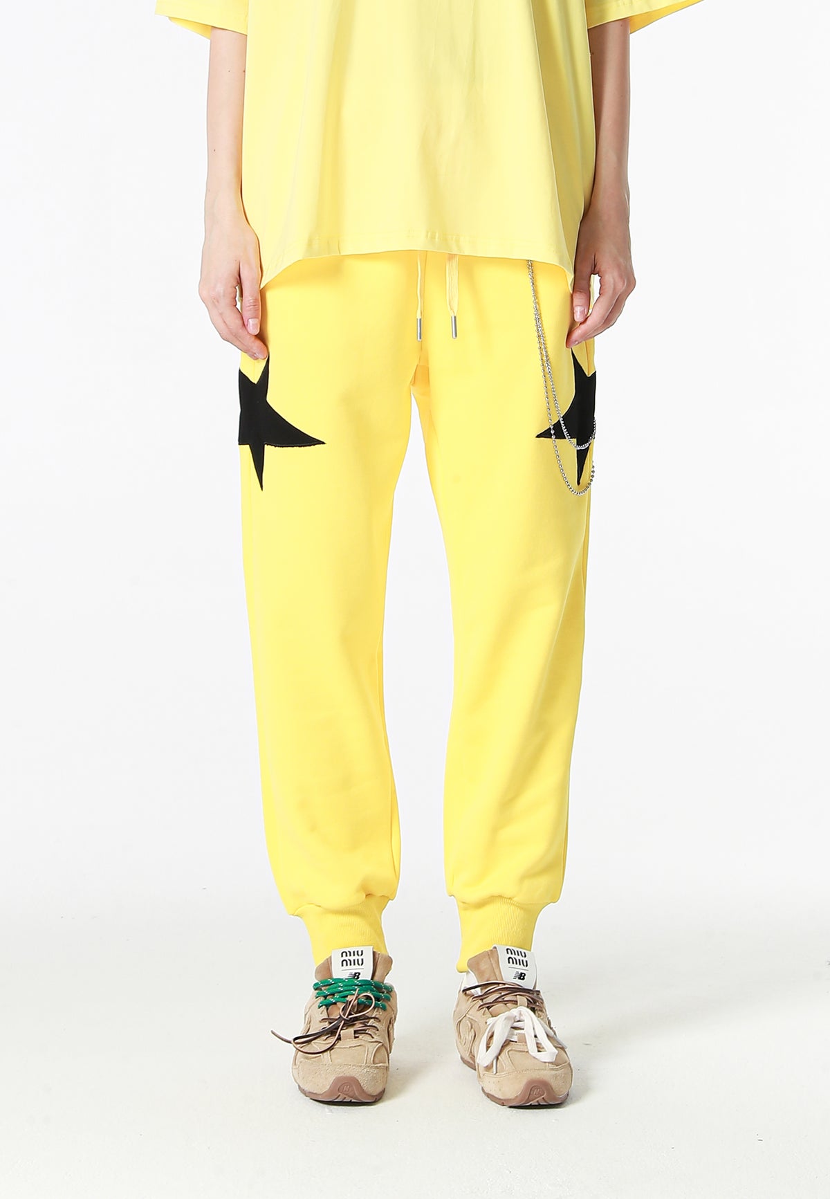 Pantalón jogger Wings con parches de estrellas y cadena lateral | MWM [PS_COLORS:YELLOW]