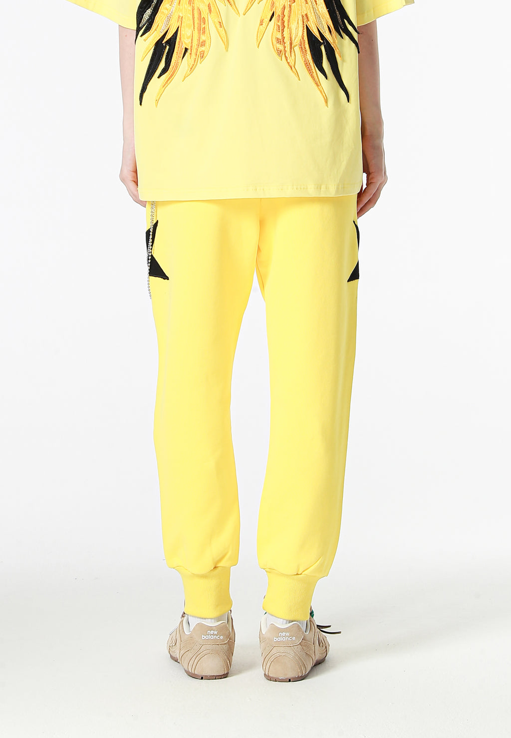 Pantalón jogger Wings con parches de estrellas y cadena lateral | MWM [PS_COLORS:YELLOW]