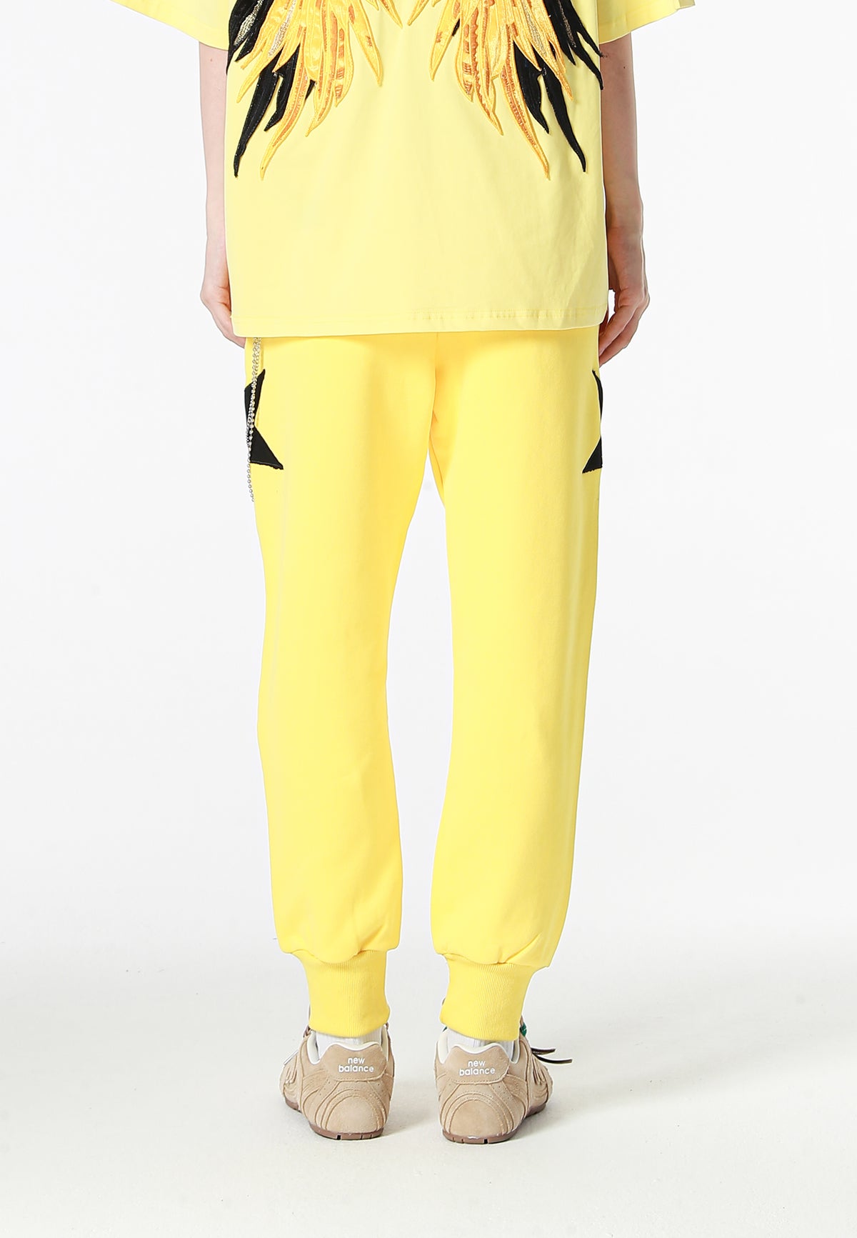 Pantalón jogger Wings con parches de estrellas y cadena lateral | MWM [PS_COLORS:YELLOW]