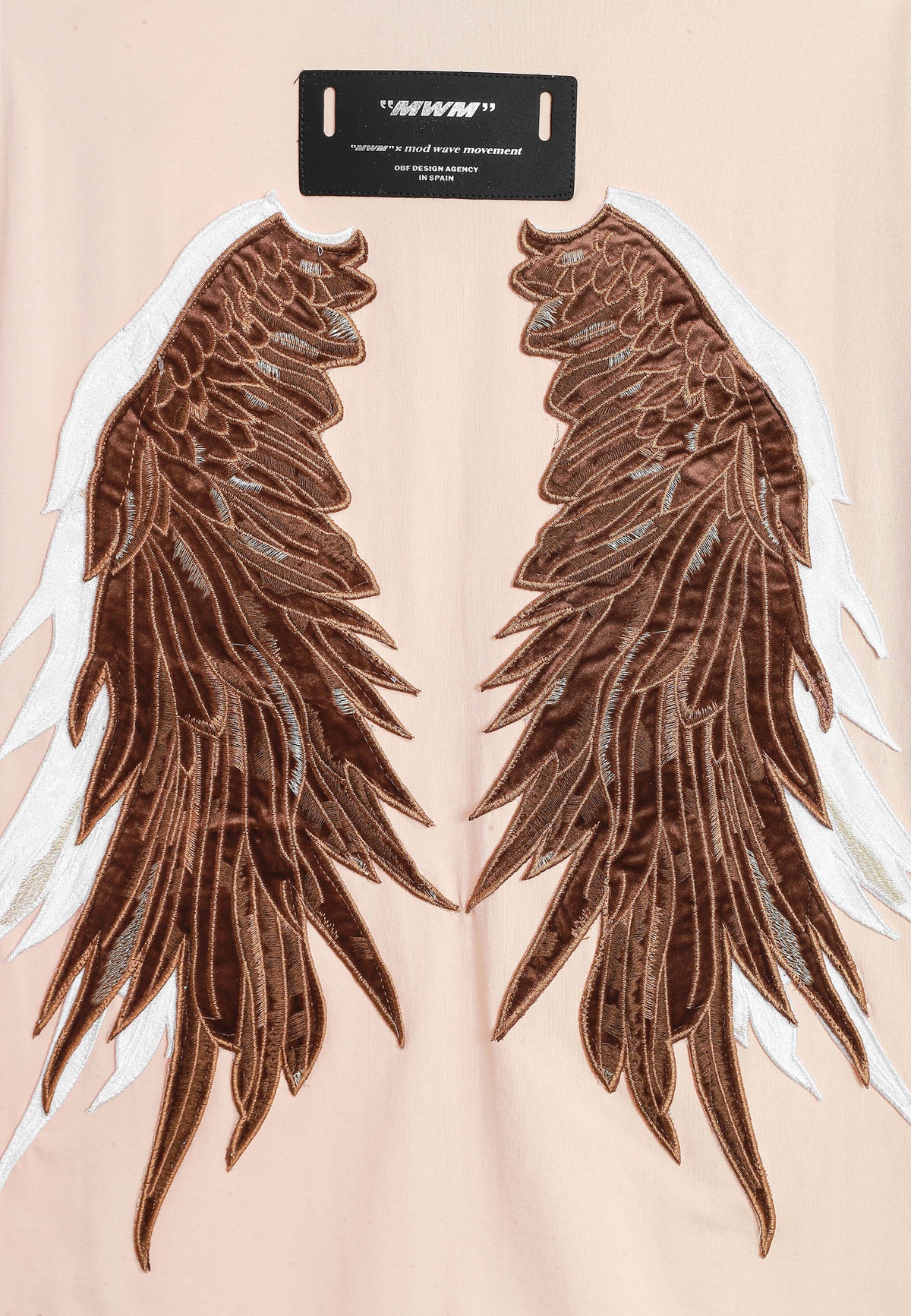Camiseta Wings de corte relajado con estrellas frontales y doble parche de alas en la espalda | MWM [PS_COLORS:BEIGE]