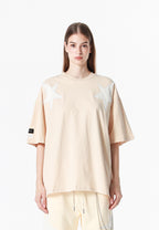 Camiseta Wings de corte relajado con estrellas frontales y doble parche de alas en la espalda | MWM [PS_COLORS:BEIGE]
