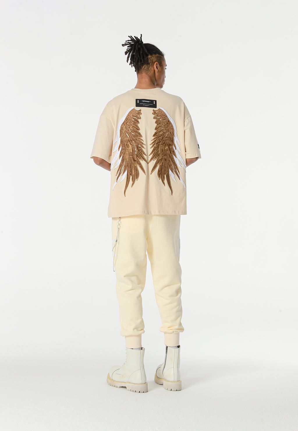 Camiseta Wings de corte relajado con estrellas frontales y doble parche de alas en la espalda | MWM [PS_COLORS:BEIGE]