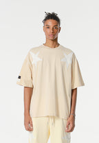 Camiseta Wings de corte relajado con estrellas frontales y doble parche de alas en la espalda | MWM [PS_COLORS:BEIGE]