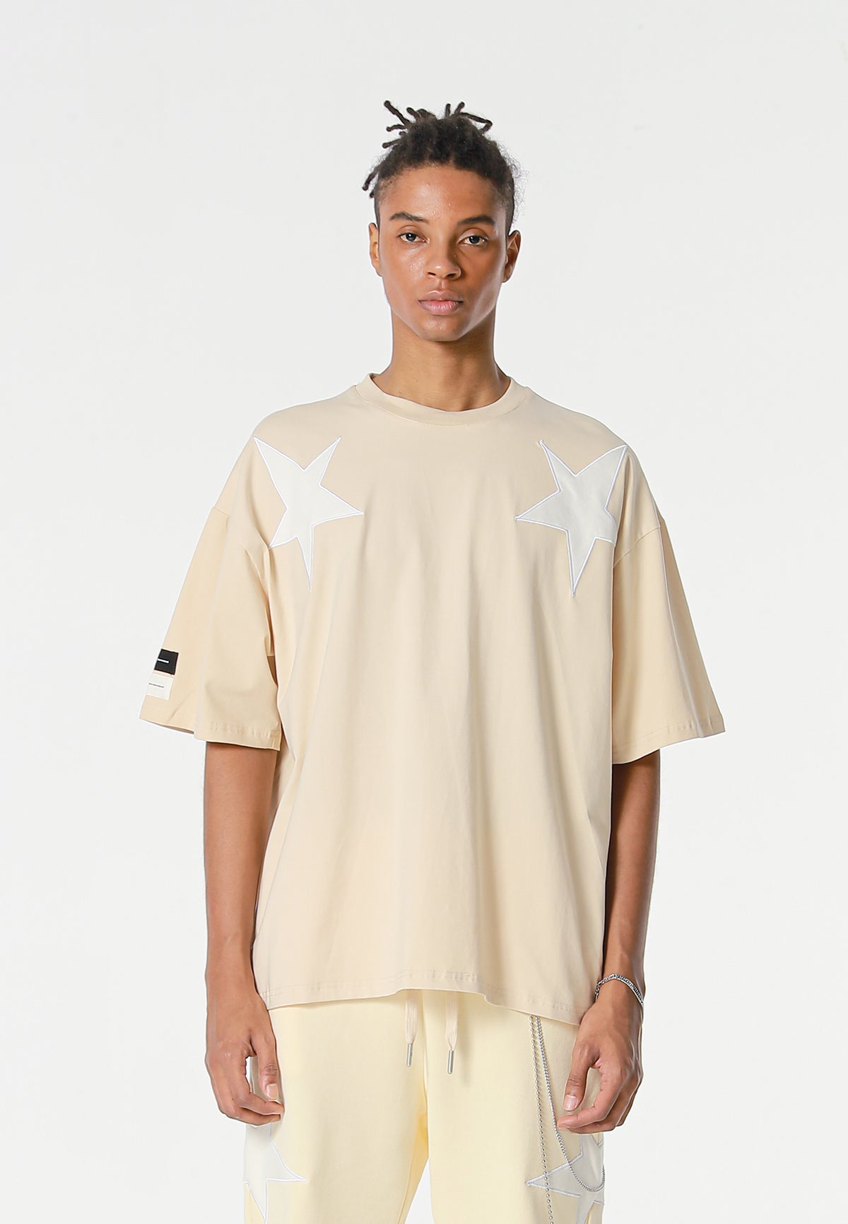 Camiseta Wings de corte relajado con estrellas frontales y doble parche de alas en la espalda | MWM [PS_COLORS:BEIGE]