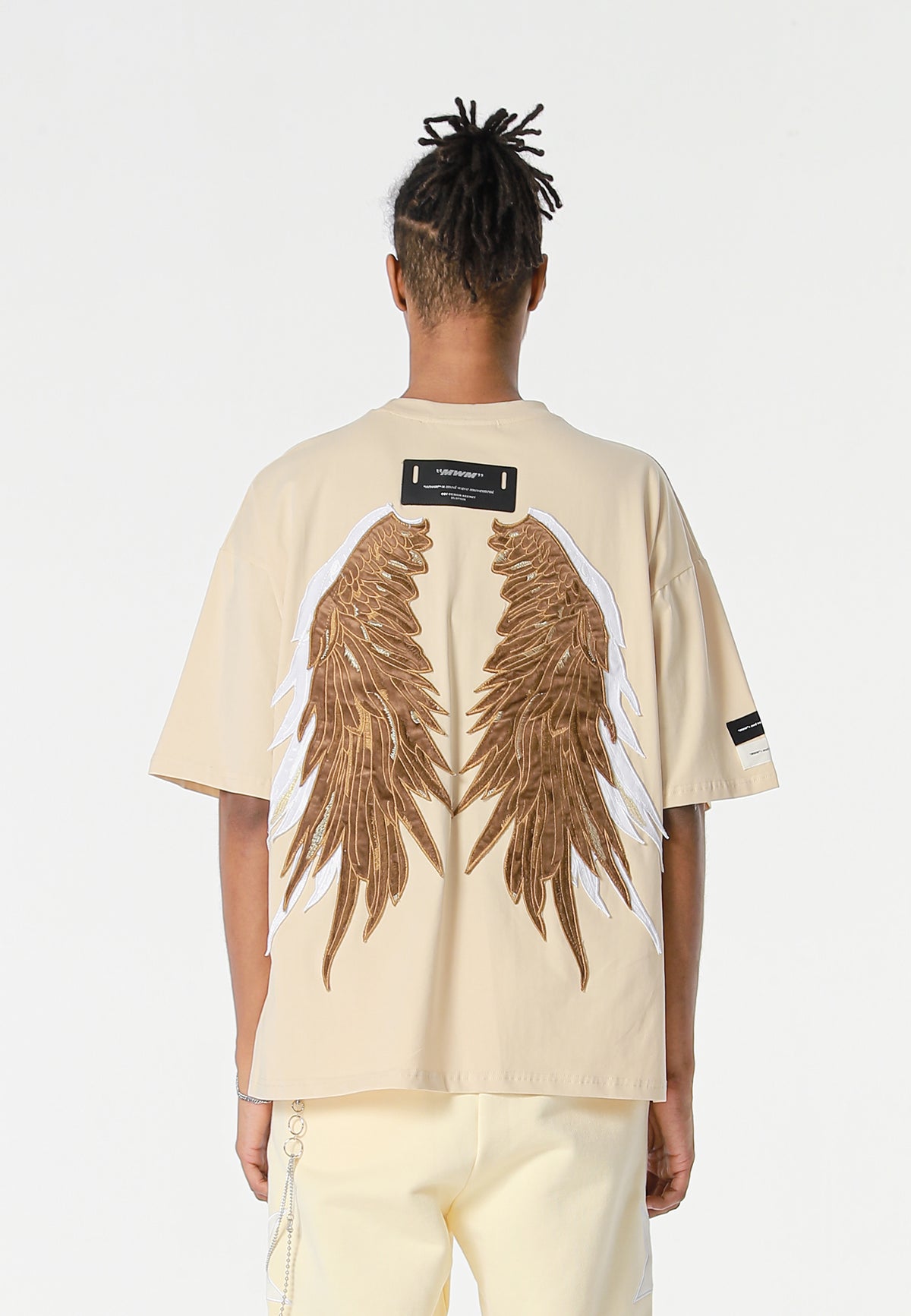 Camiseta Wings de corte relajado con estrellas frontales y doble parche de alas en la espalda | MWM [PS_COLORS:BEIGE]