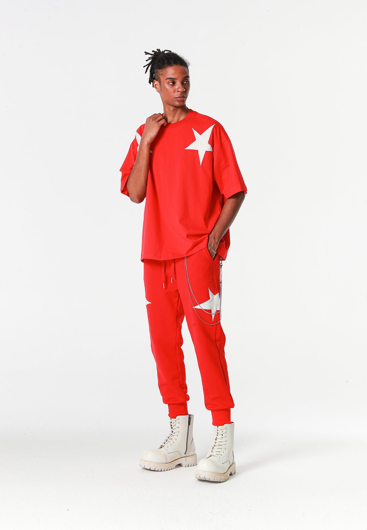 Camiseta Wings de corte relajado con estrellas frontales y doble parche de alas en la espalda | MWM [PS_COLORS:RED]