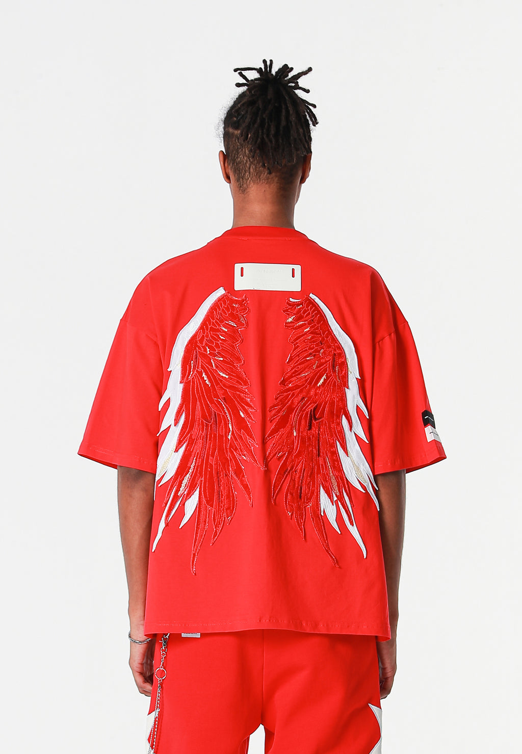 Camiseta Wings de corte relajado con estrellas frontales y doble parche de alas en la espalda | MWM [PS_COLORS:RED]