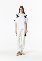 Camiseta Wings de corte relajado con estrellas frontales y doble parche de alas en la espalda | MWM [PS_COLORS:WHITE]